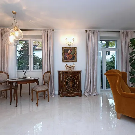 Luxury Apartment In Vilnius Old Town With Private Garden Exterior photo
