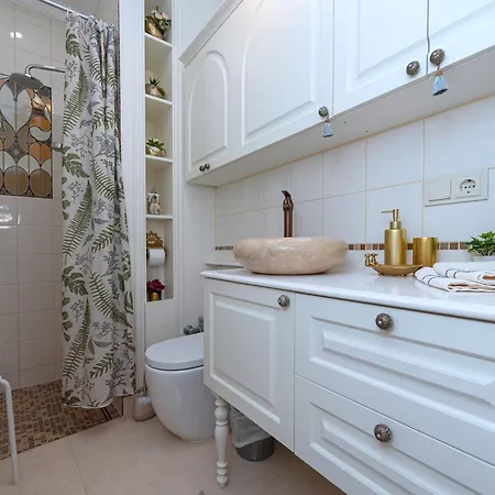 Luxury Apartment In Vilnius Old Town With Private Garden Exterior photo