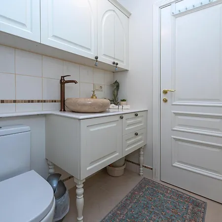 Luxury Apartment In Vilnius Old Town With Private Garden Exterior photo