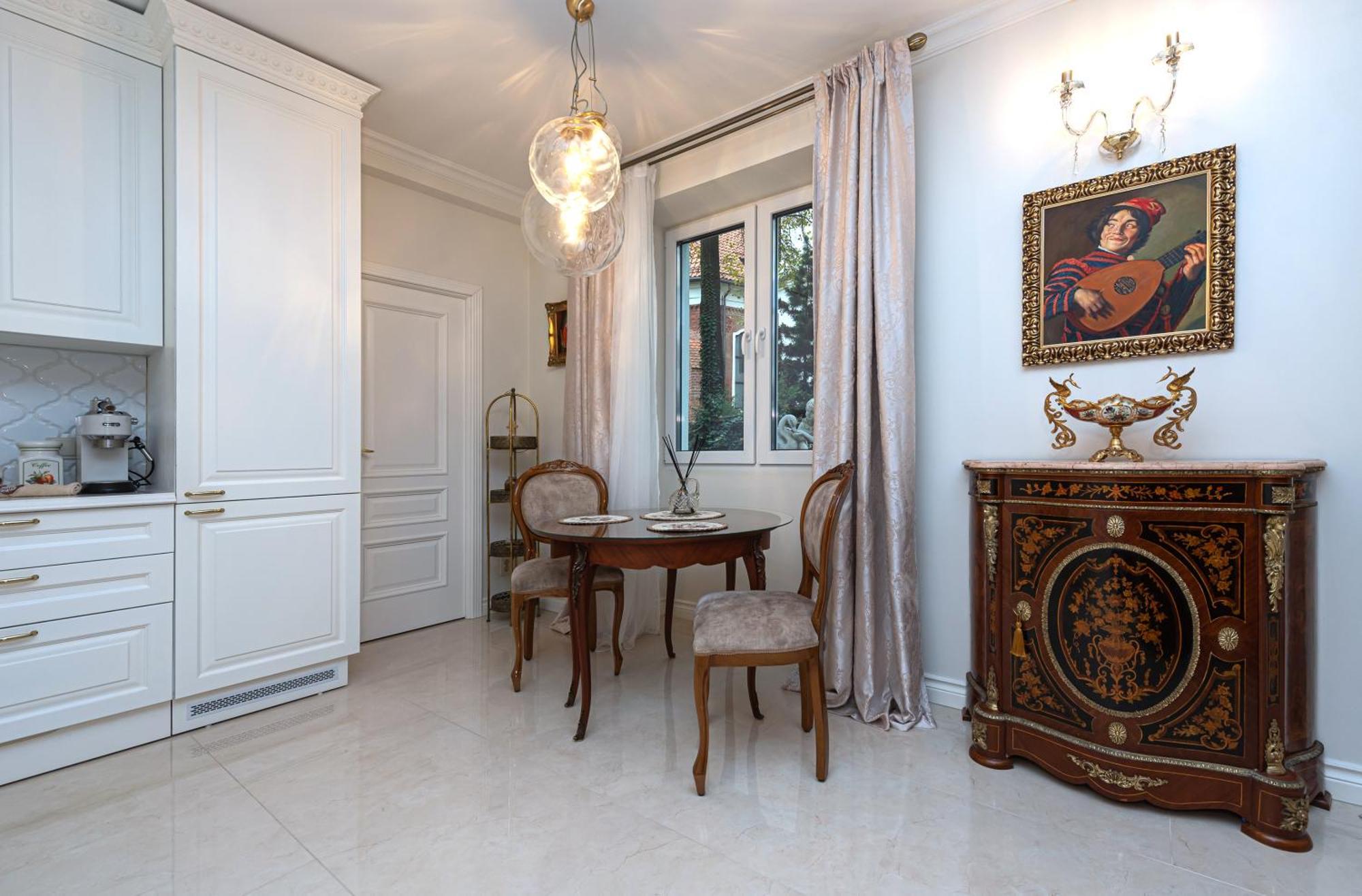 Luxury In Old Town With Private Garden Apartment *
