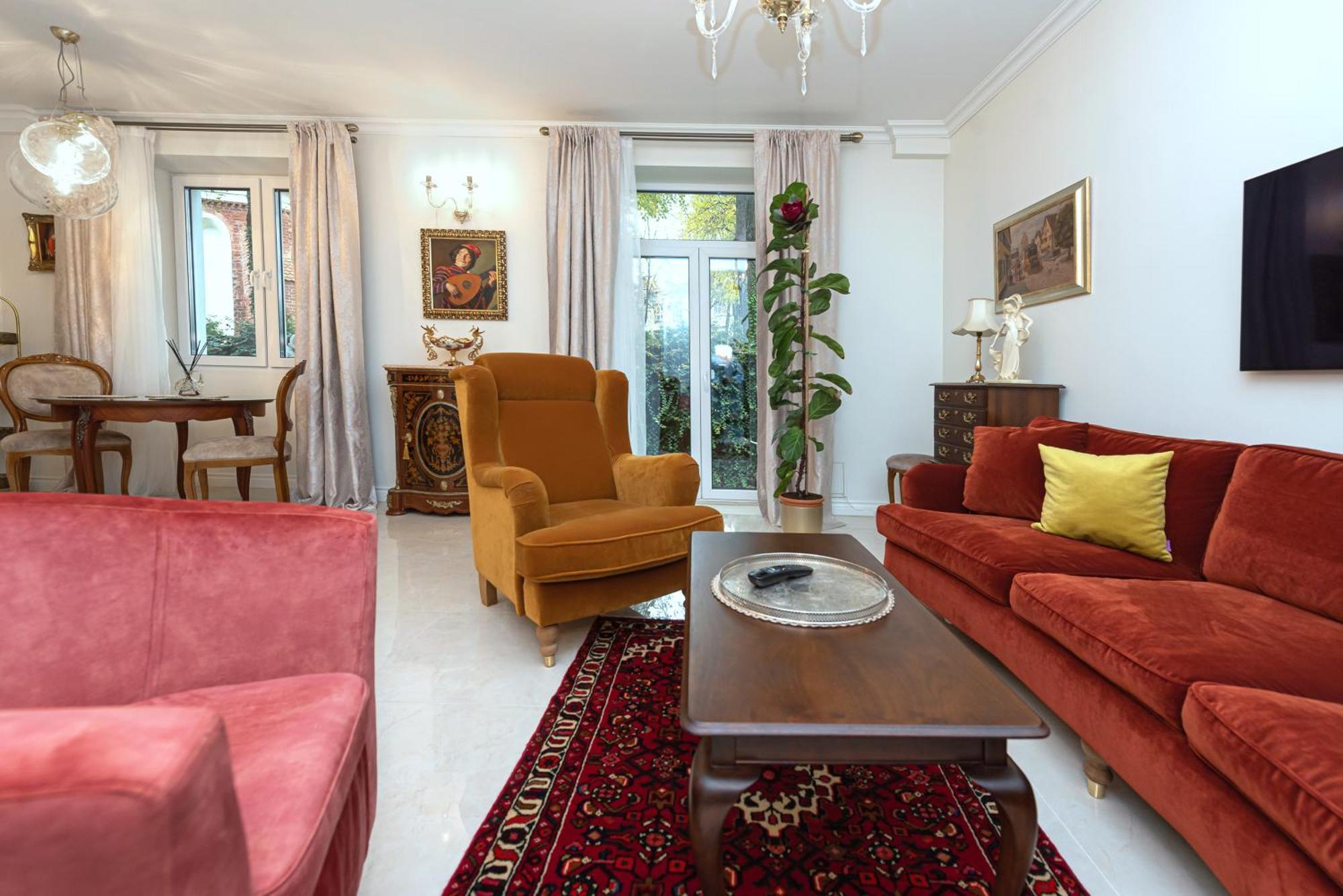 Luxury In Old Town With Private Garden Apartment